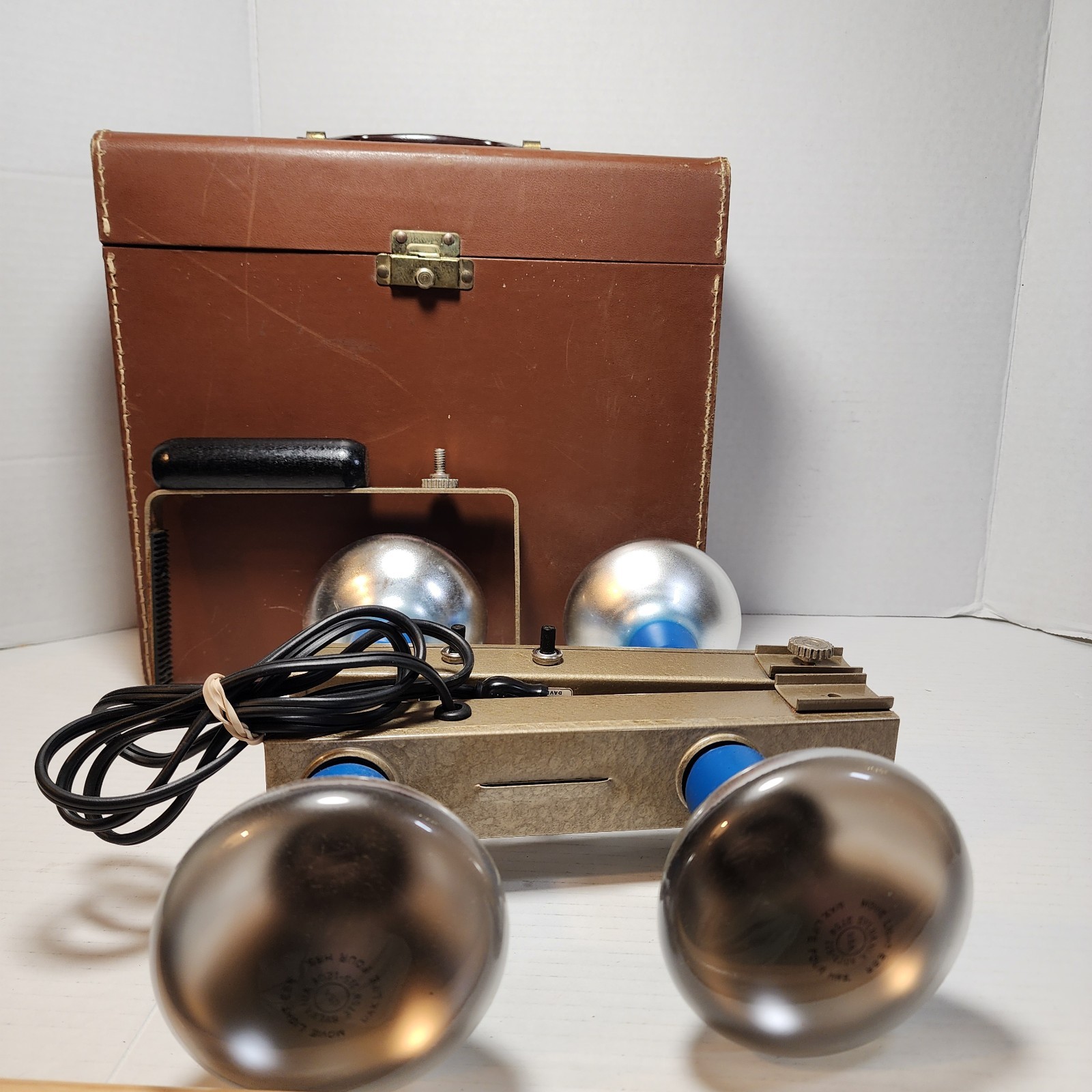 Vintage Sylvania Movie Lights; 375 watts; W/Carrying Case (11 x 12 x 4.5″) Works