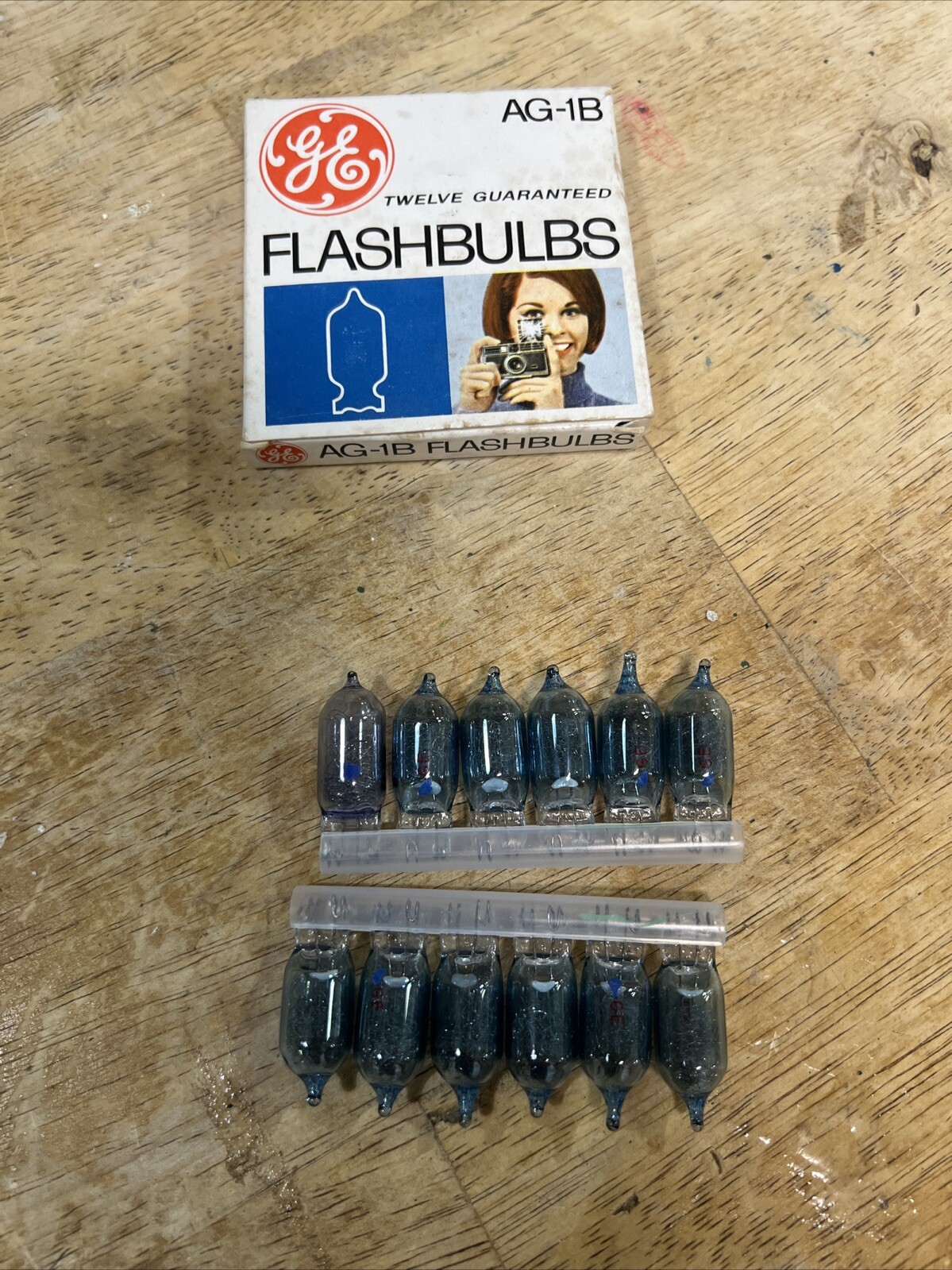 Vintage General Electric Flashbulbs Blue Dot # AG-1B 12 Bulbs in Package