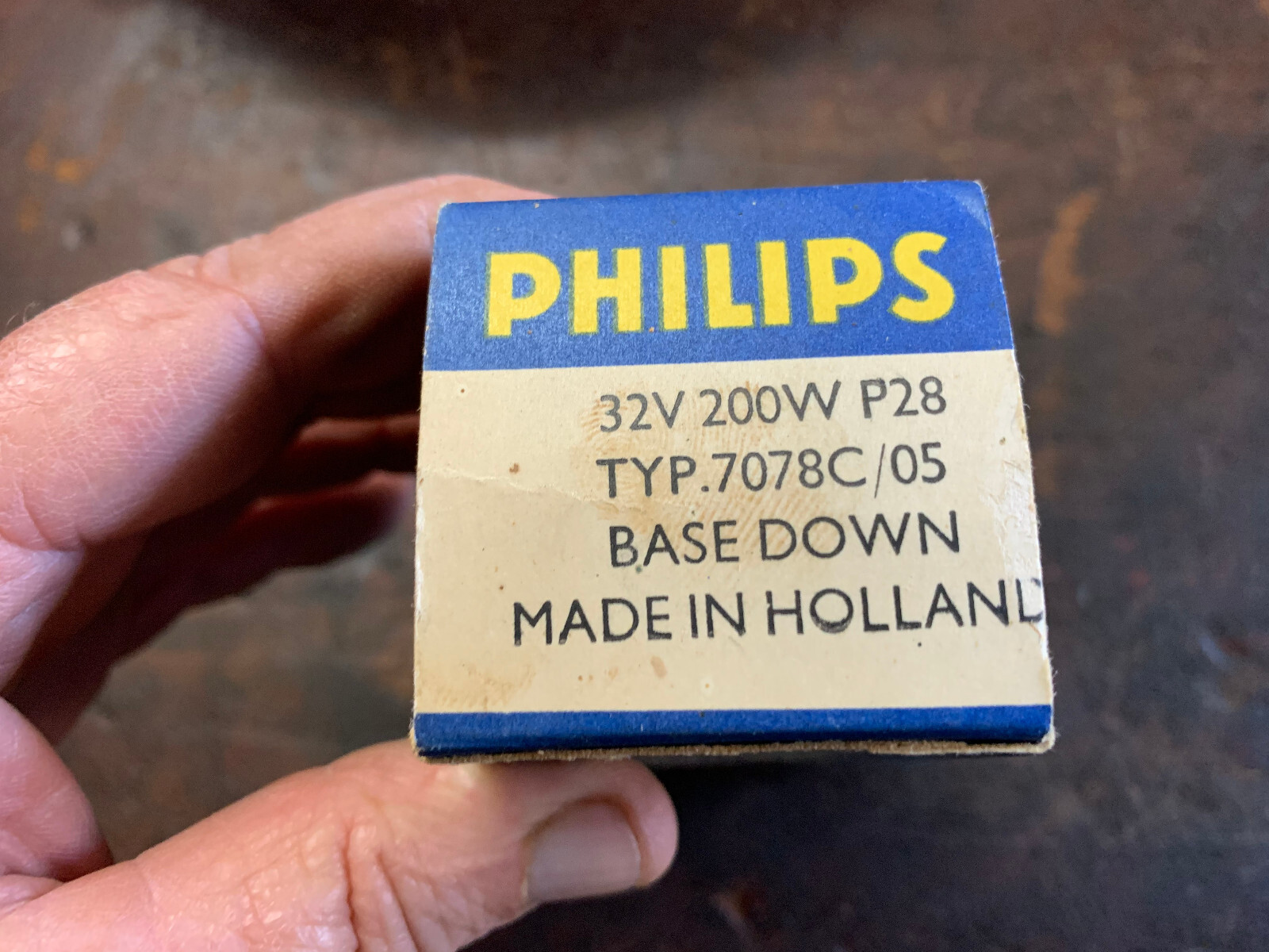 PHILIPS PROJECTOR LAMP 3.5V 100W P28 TYP.7213C/05 CAP DOWN MADE IN HOLLAND