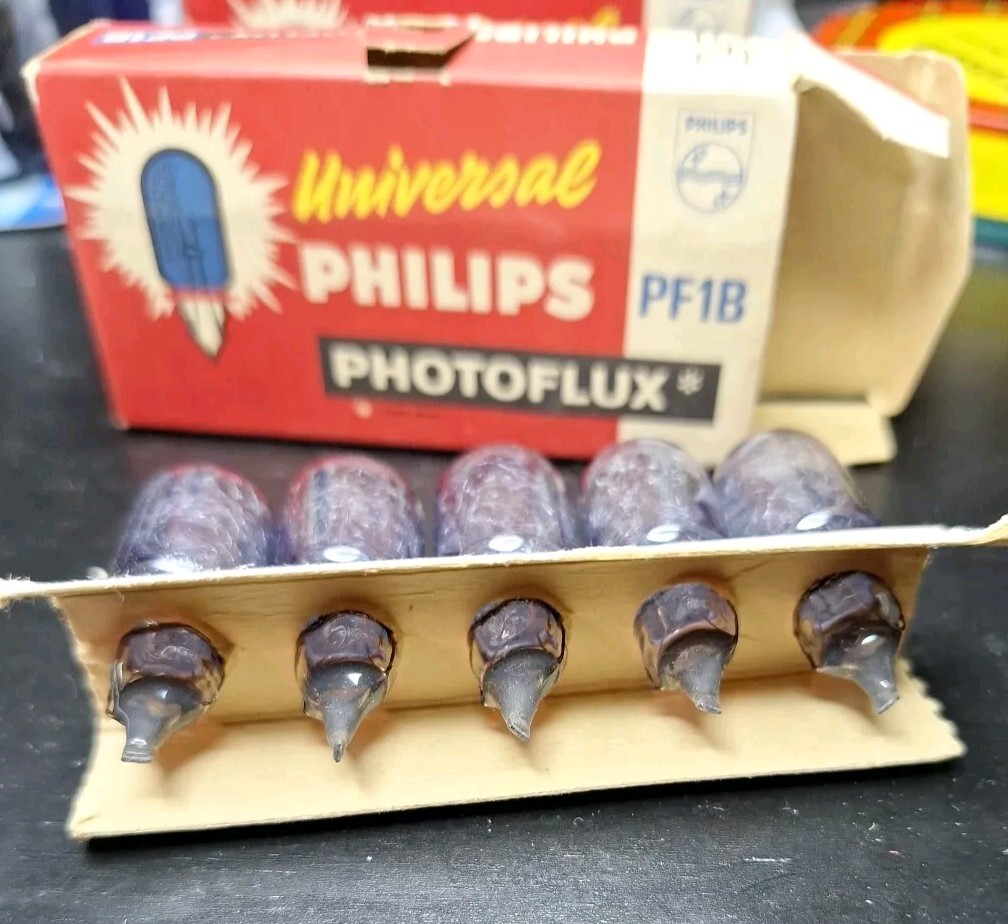 2 Sets of VINTAGE Universal Philips Photoflux PF1B X 10 Bulbs 10 Flashes, NOS.