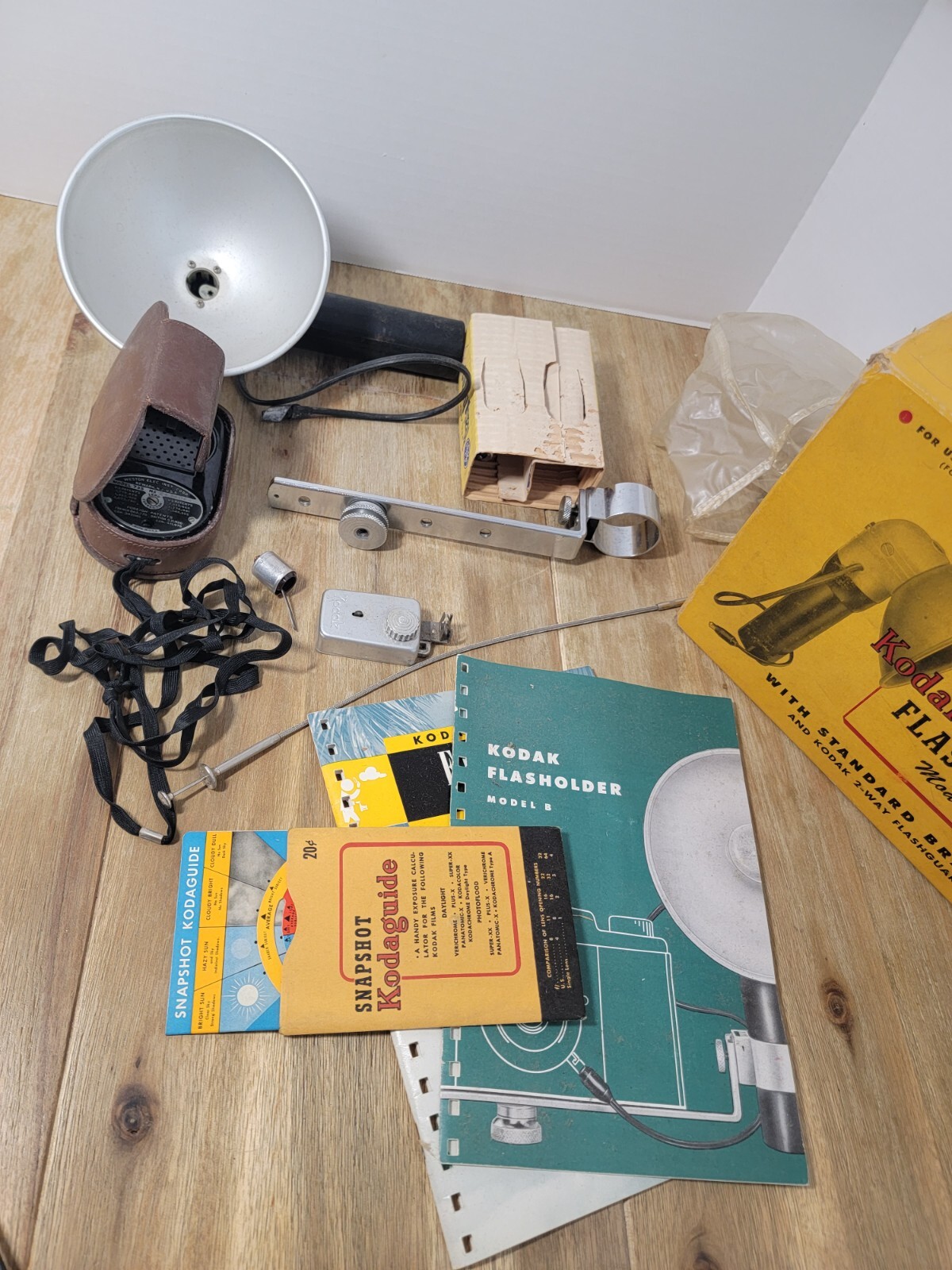 VINTAGE | Kodak Flasholder Model B Original Box Paperwork Bulb extra parts