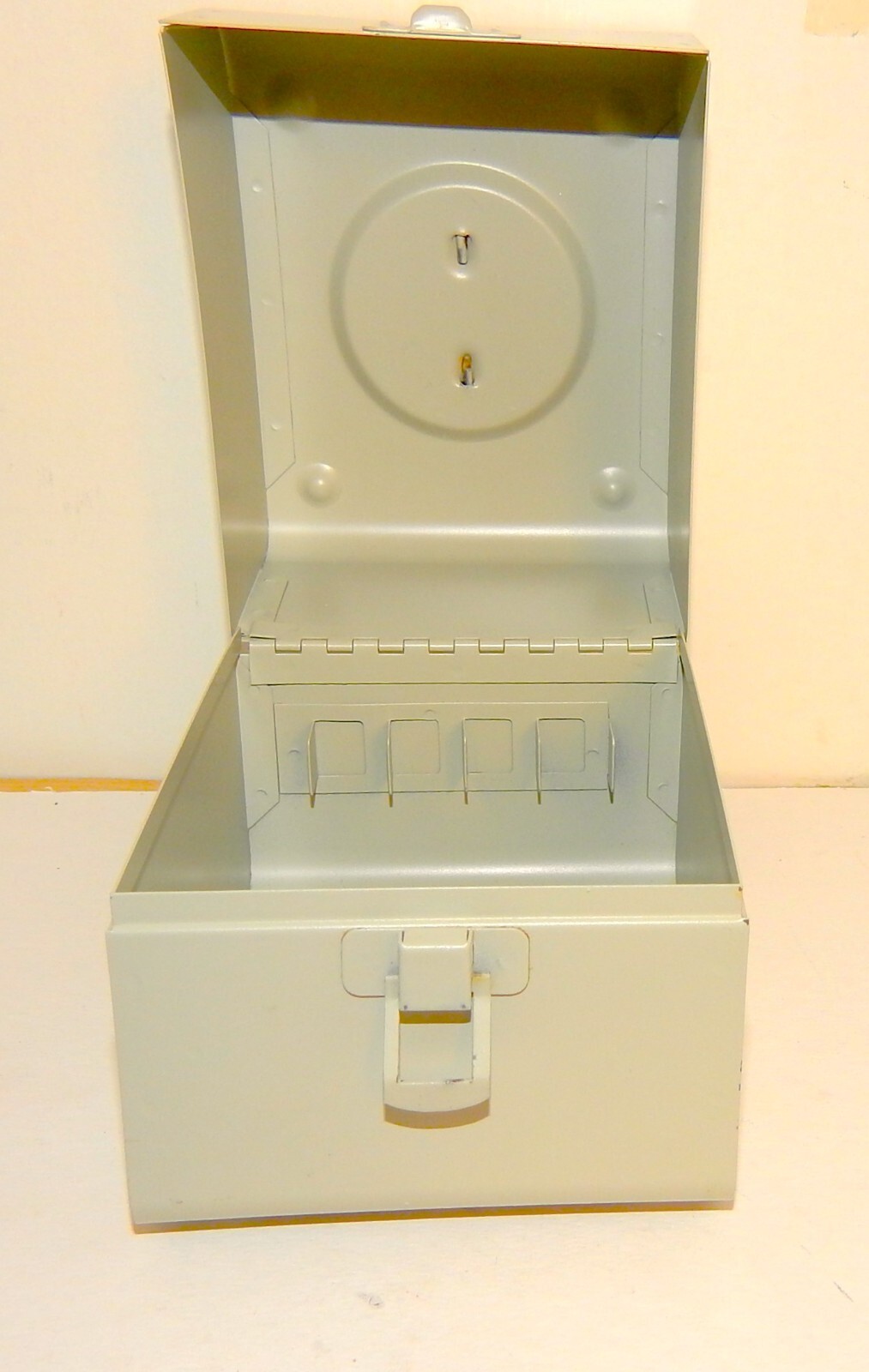 VINTAGE SMALL METAL REEL FILM CASE 6 SLOTS