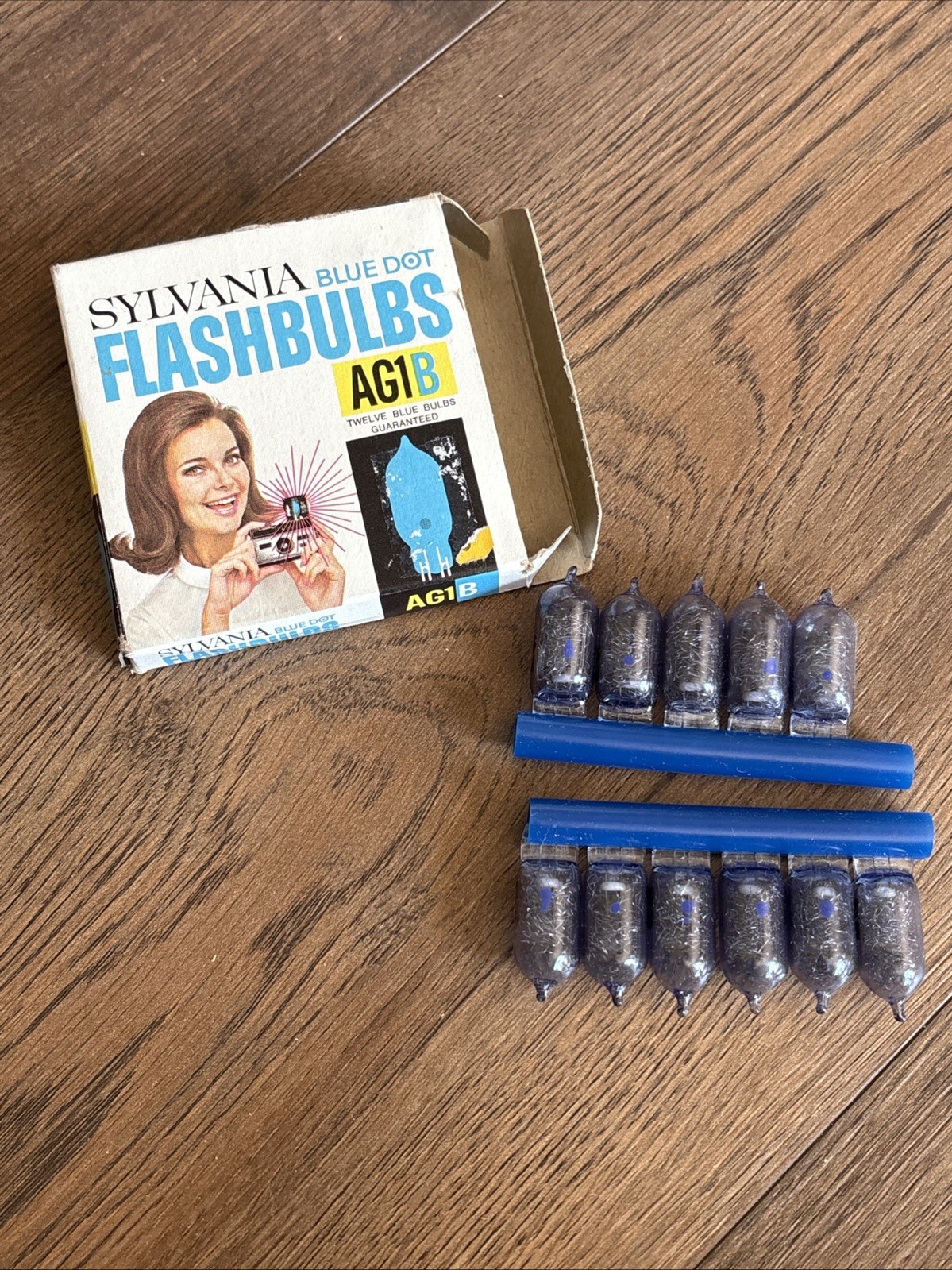 1 Box AG1B SYLVANIA BLUE DOT FLASHBULBS Vintage
