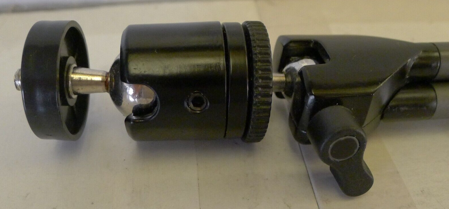Quantaray Adjustable Hight Dual Ball Head Table Top Tripod – Used