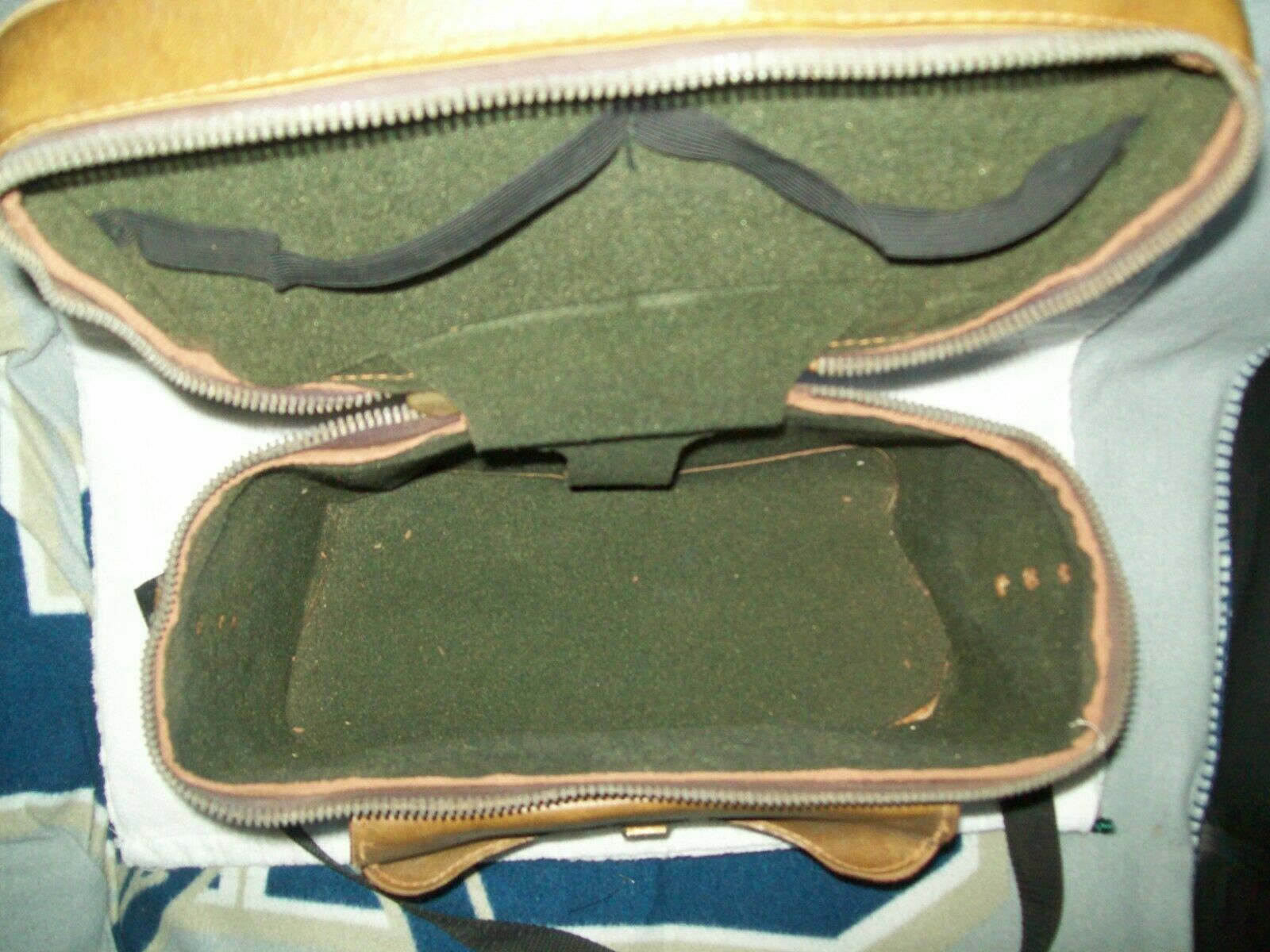 Vtg. COATS CLARKS 1970’s Leather Brown CAMERA Sewing Case 10.5x9x6 w/Felt Inside