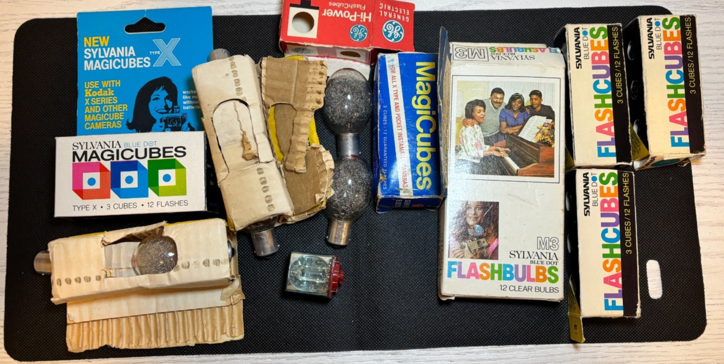 Vintage Lot 25 Flashbulbs Assorted Brands Colors Sizes See Description!!!