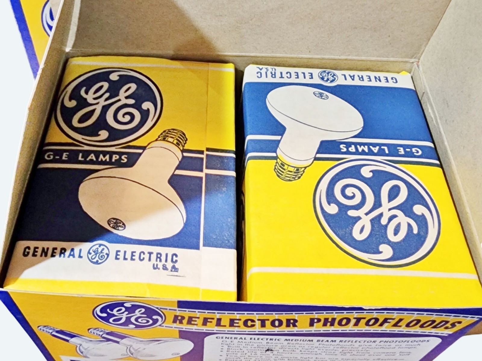 4 Vtg GE Reflector Photofloods 300W R-30 Medium Beam Lamps Photo Movie Lights