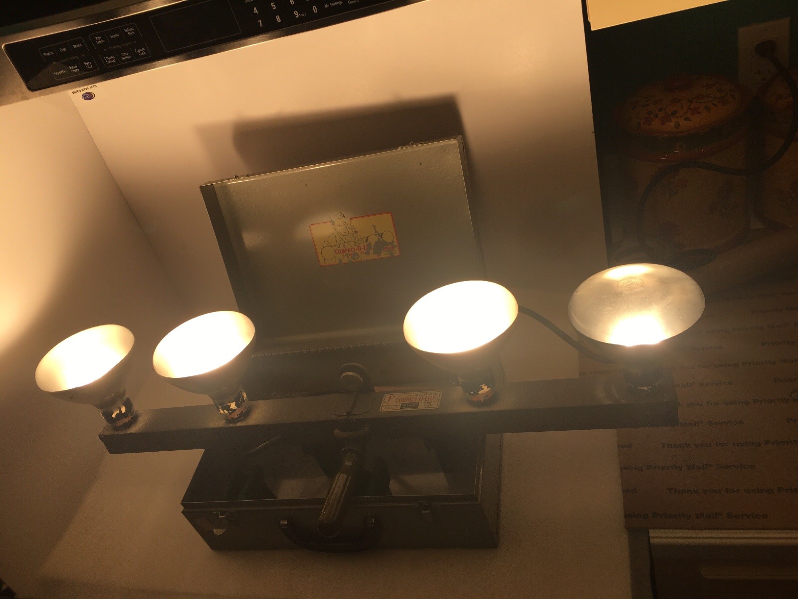 Vintage Arrow compact-o-lite photo movie light bar with 4 light & metal carying
