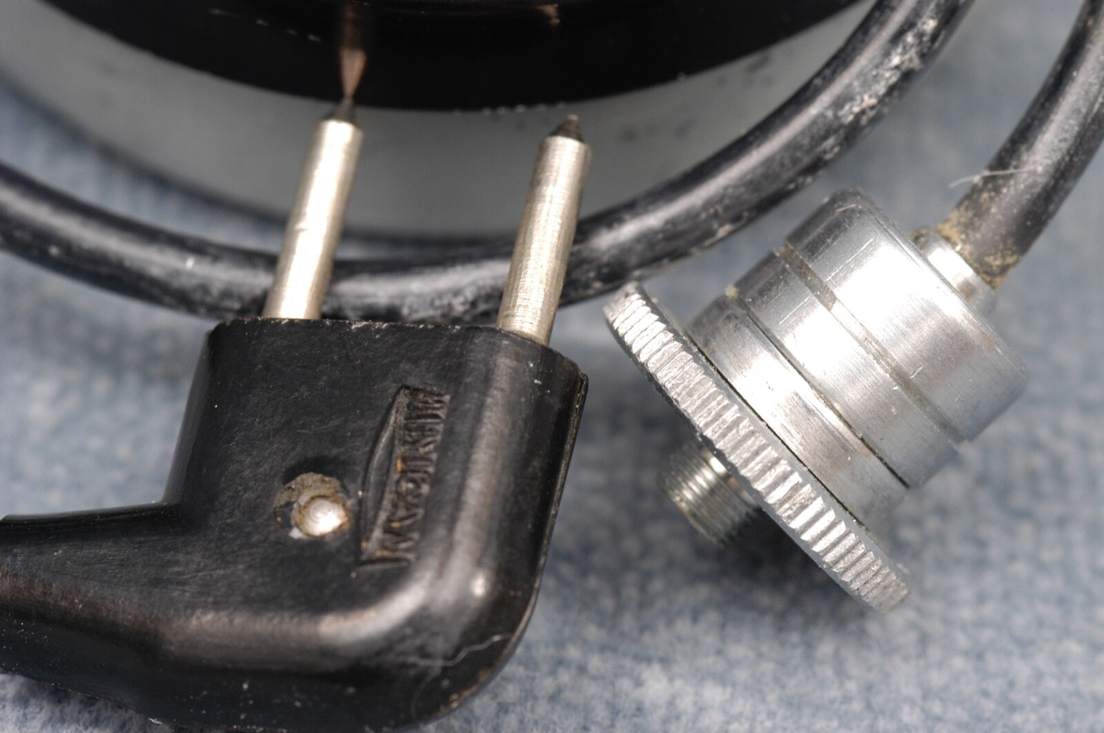 VINTAGE MINICAM TWO-POST BULB FLASH CORD W/UNKNOWN SCREW-IN PLUG