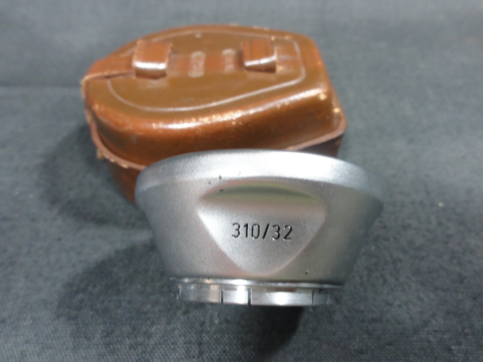 VOIGTLANDER VITO 310/32 PUSH ON LENS SHADE WITH LEATHER CASE