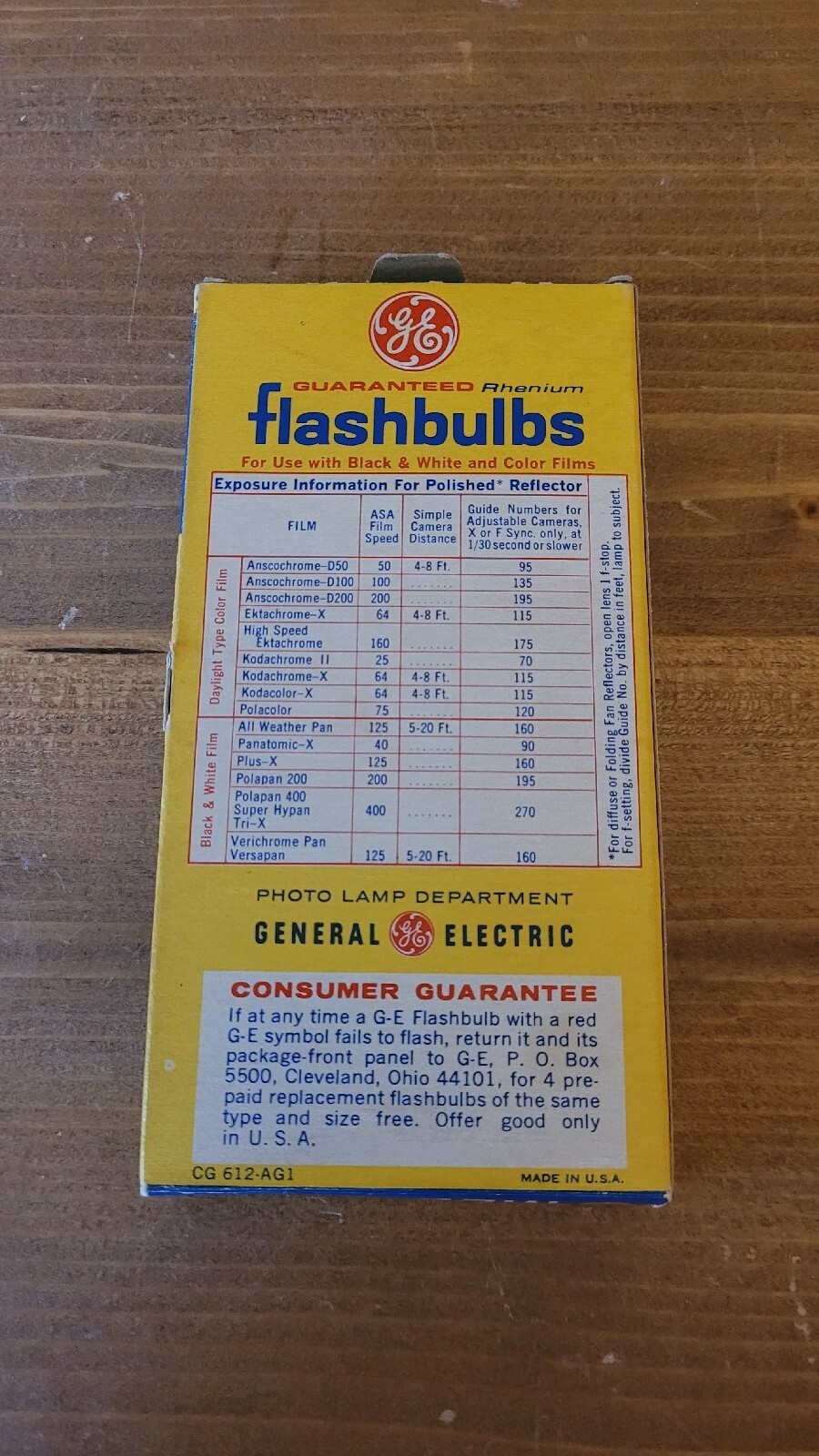 Vintage Set Of 12 General Electric Blue M2B Rhenium Flashbulbs in Original Box