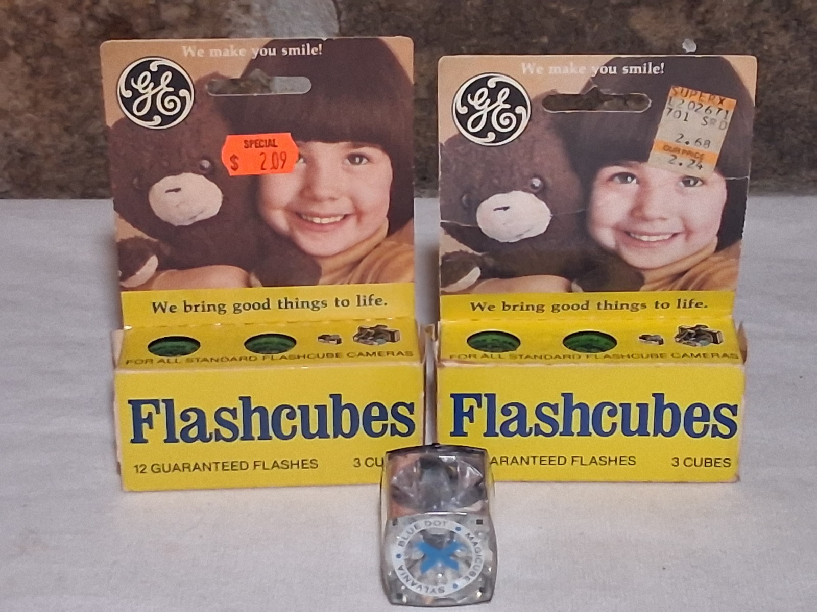 Vintage Lot of GE Flash Cubes & Sylvania Blue Dot Magicube Photography