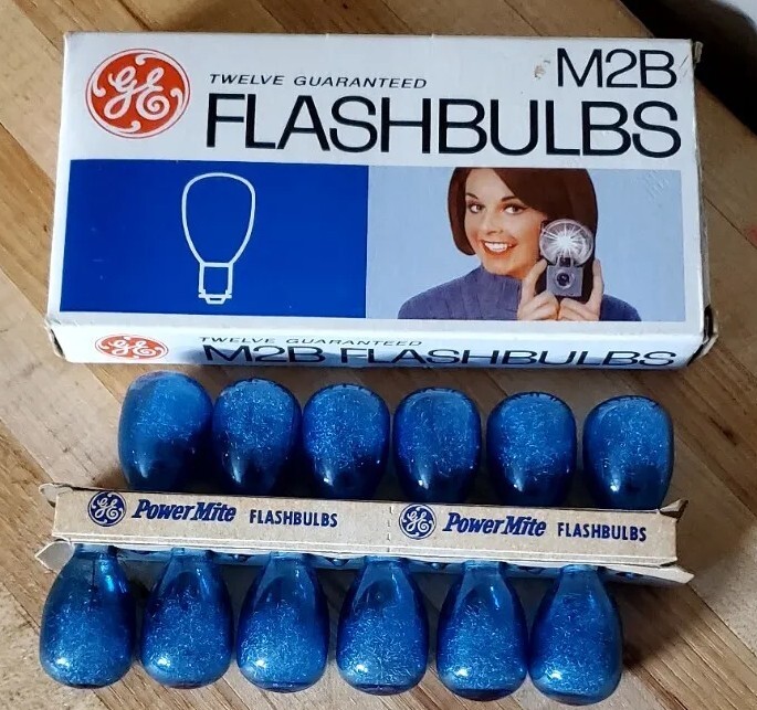 Rare vintage Sylvania Blue Dot M2B flashbulbs