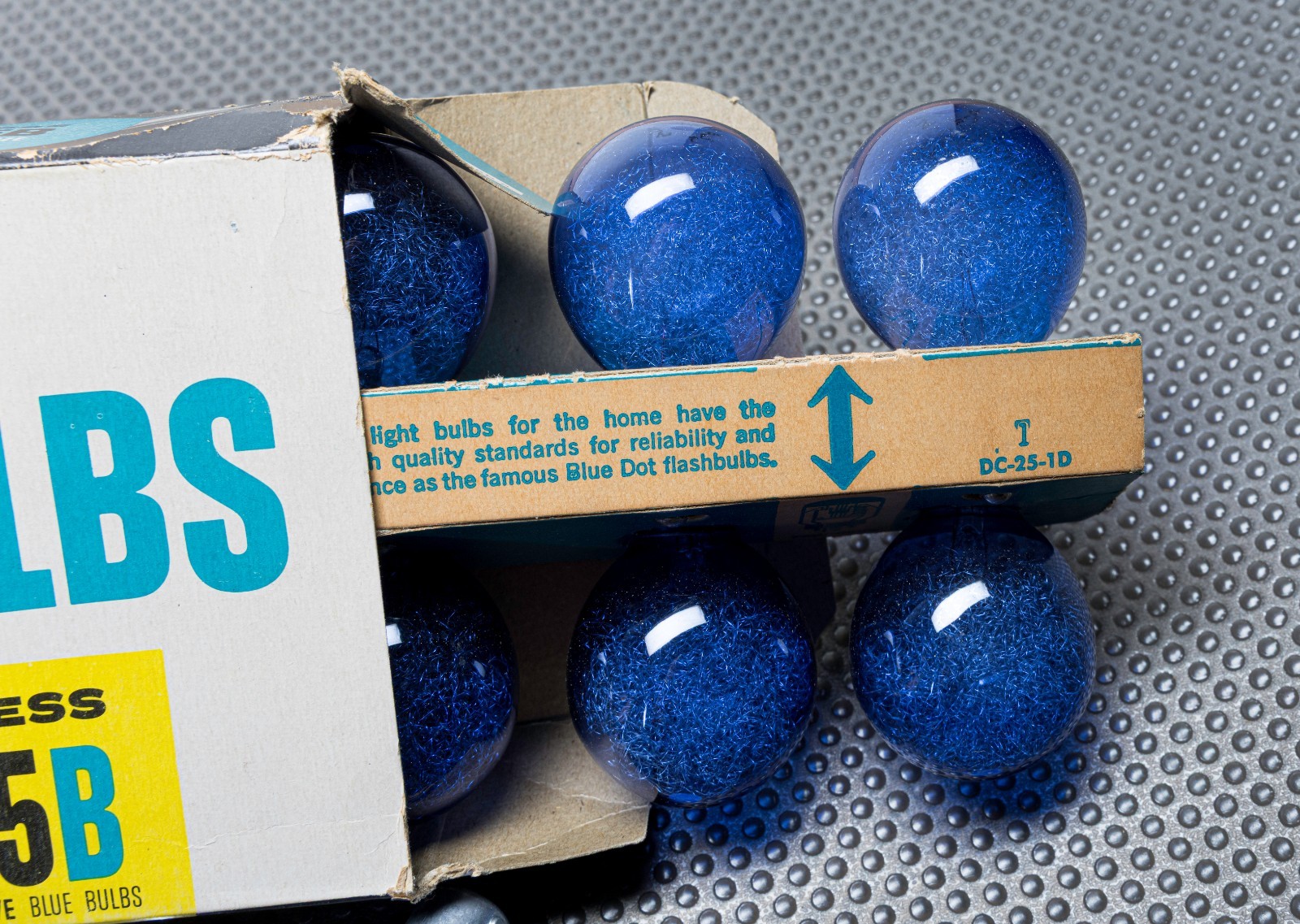 VINTAGE Sylvania Blue Dot Flashbulbs M2B, 18 Flash Bulbs w/ 1 box