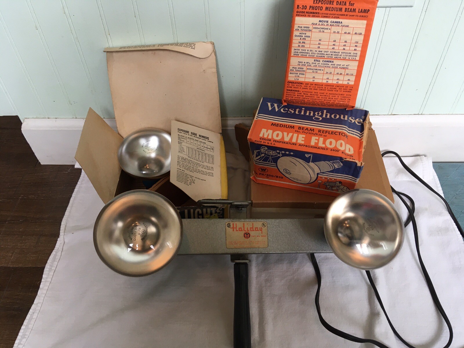 VTG WORKS GREAT! Holiday Movie Camera Light Bar Cat. No. 2200 – 3 BULBS INCLUDED