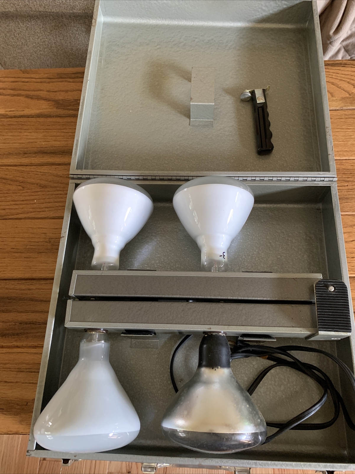 VINTAGE SMITH VICTOR 1950s PHOTOGRAPHY MOVIE LIGHT BAR Four Lights + Case