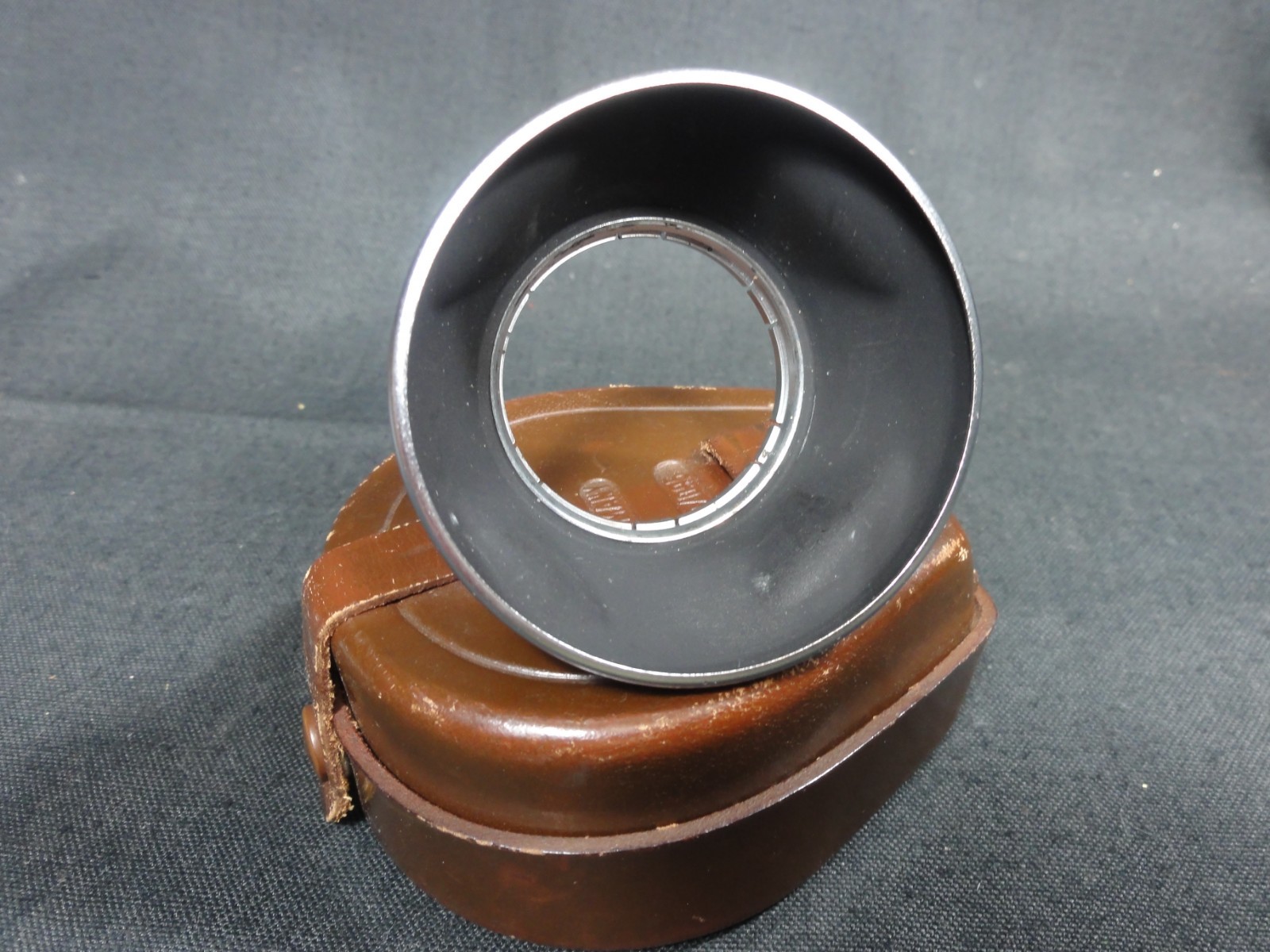 VOIGTLANDER VITO 310/32 PUSH ON LENS SHADE WITH LEATHER CASE