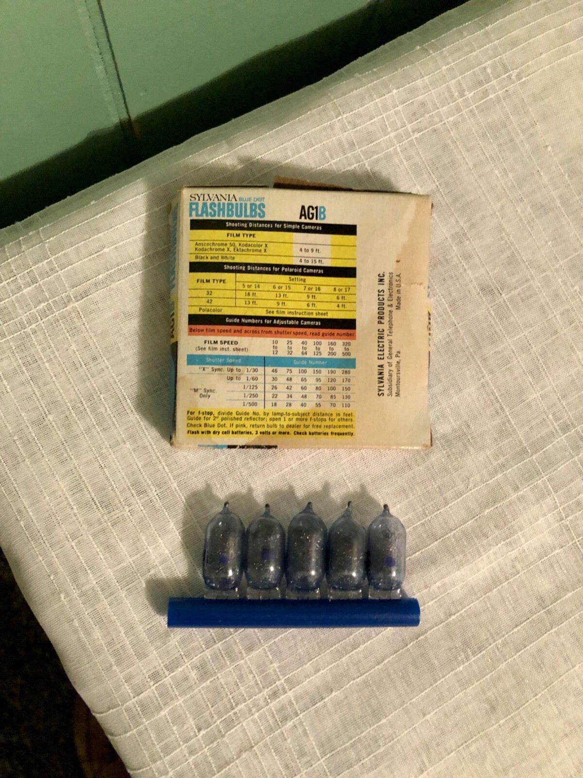 Vintage New Sylvania AG1B Blue Dot Flashbulbs 5 Bulbs In Original Box