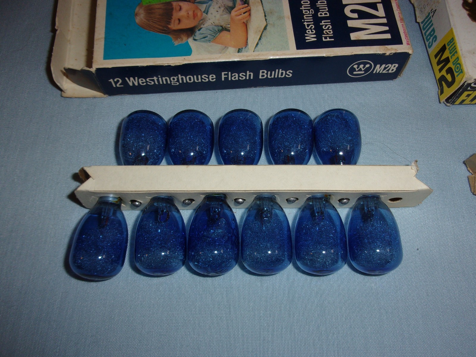 Lot of 17 Vintage Flashbulbs – Blue Dot M2 M2B Sylvania Westinghouse